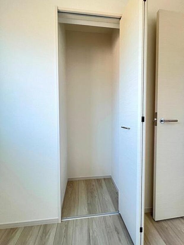 いつでもお部屋をスッキリお使い頂ける収納スペースを設置。