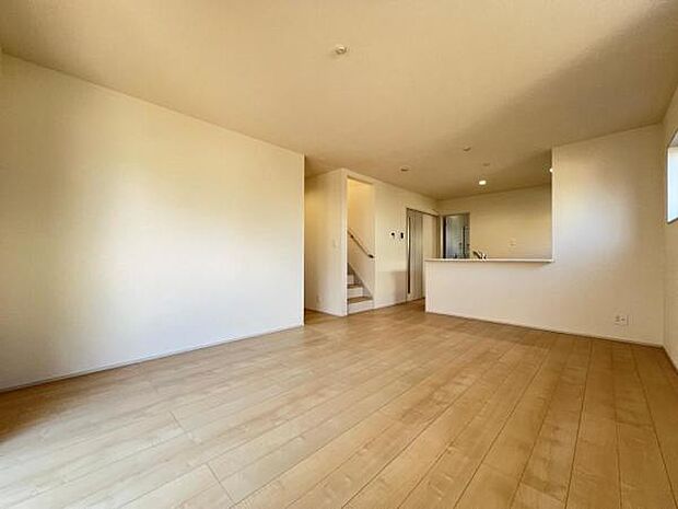 お食事中もキッチンと会話が楽しめるダイニングスペース。