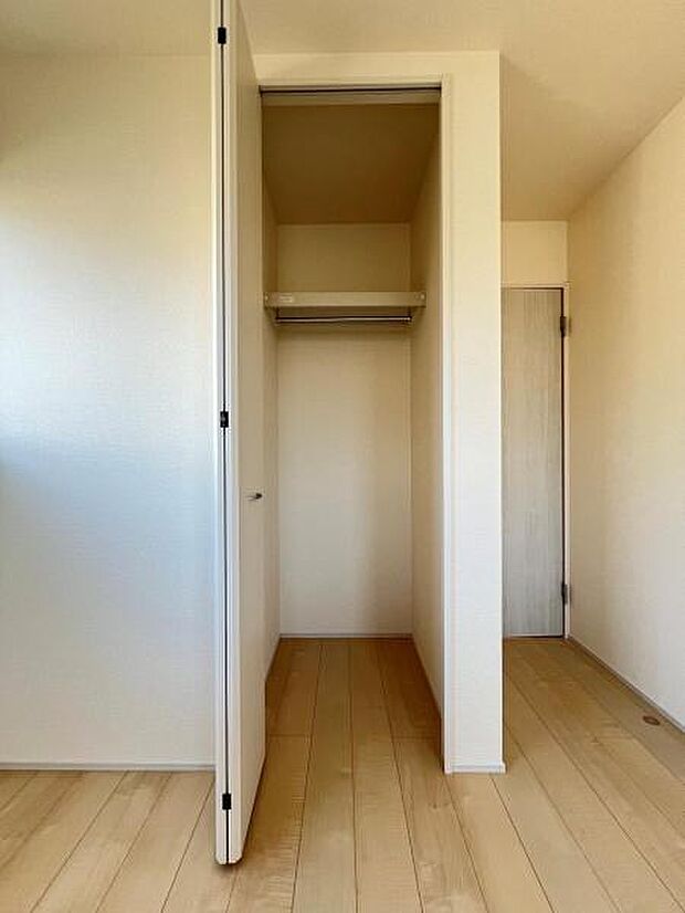 中の物を確認しやすく、取り出しやすい収納スペース。お部屋を広々とお使いいただけます。