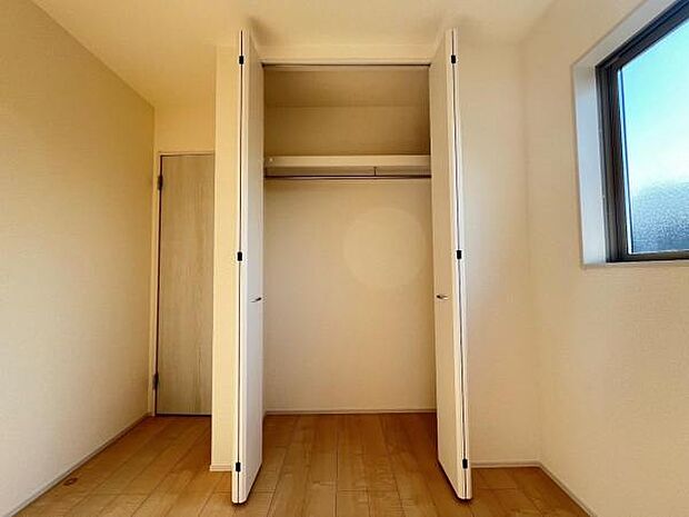 いつでもお部屋をスッキリお使い頂ける収納スペースを設置。