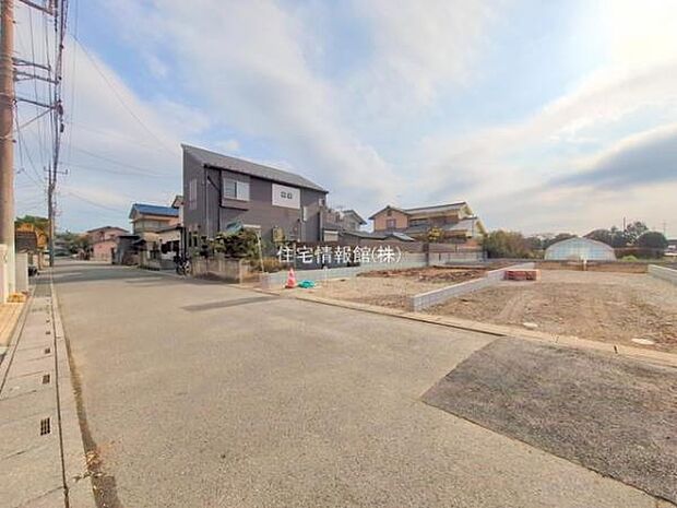 前面道路を含めた現地写真です。