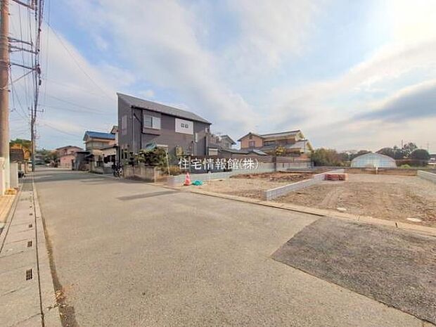 前面道路を含めた現地写真です。