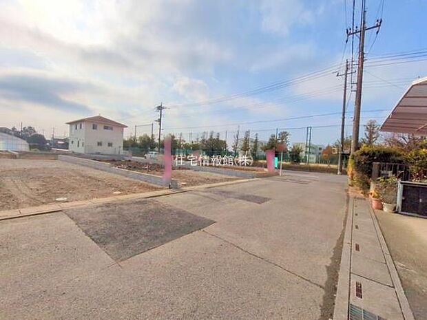 前面道路を含めた現地写真です。