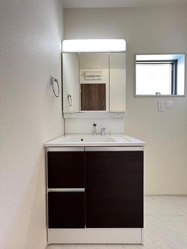 洗面化粧台です。朝の身支度から1日が始まります。