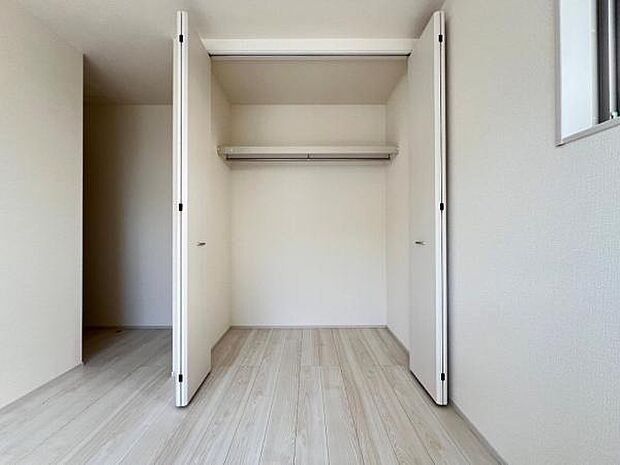 いつでもお部屋をスッキリお使い頂ける収納スペースを設置。