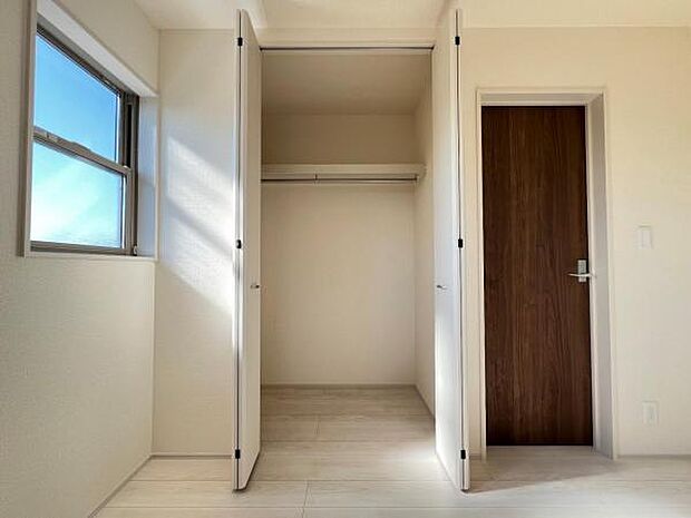 いつでもお部屋をスッキリお使い頂ける収納スペースを設置。