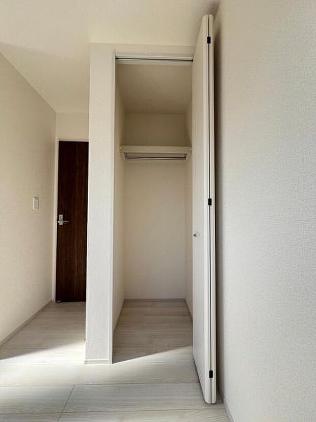 いつでもお部屋をスッキリお使い頂ける収納スペースを設置。