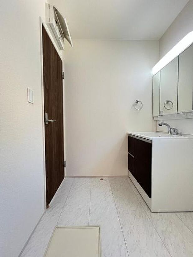 快適で清潔感がある脱衣スペースです。