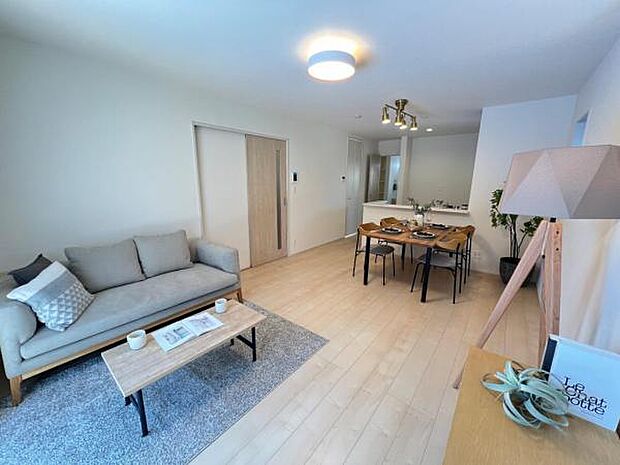 お食事中もキッチンと会話が楽しめるダイニングスペース。