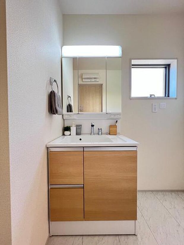 洗面化粧台です。朝の身支度から1日が始まります。