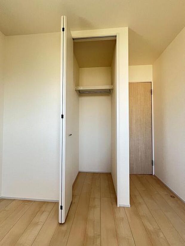 中の物を確認しやすく、取り出しやすい収納スペース。お部屋を広々とお使いいただけます。