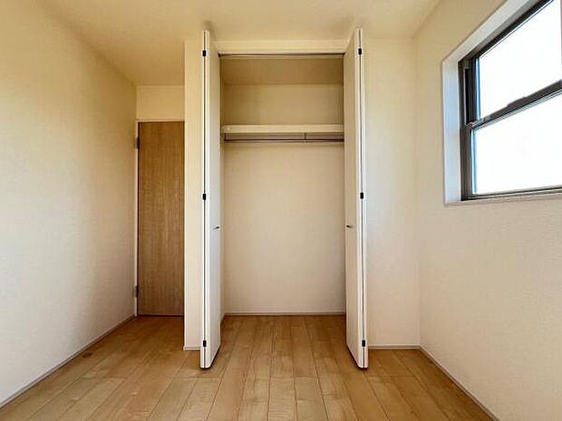 いつでもお部屋をスッキリお使い頂ける収納スペースを設置。