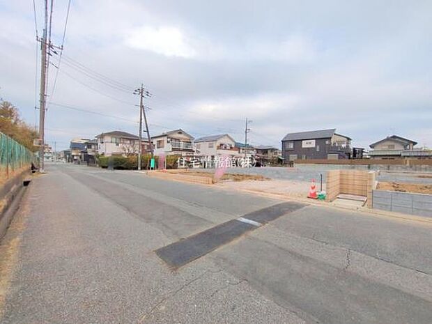 前面道路を含めた現地写真です。