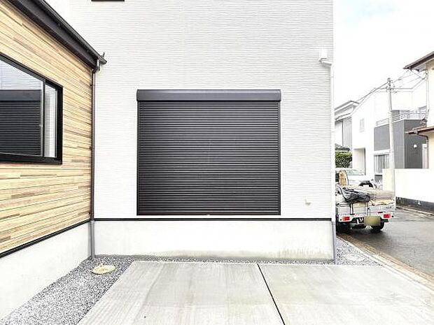 雨戸シャッター付きで、防災・防犯に心強いですね。