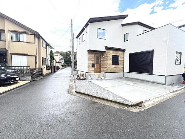 前面道路を含めた現地写真です。