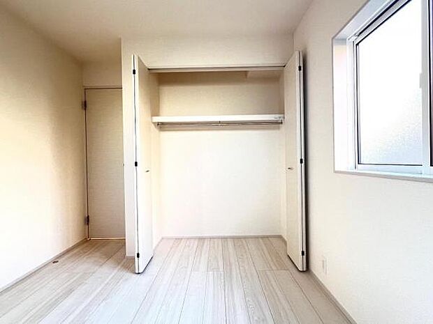 いつでもお部屋をスッキリお使い頂ける収納スペースを設置。