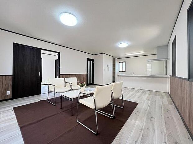 リビングダイニングになります。ご家族そろっての素敵な空間になりそうですね。