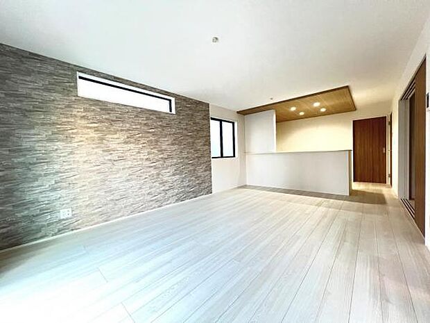 お食事中もキッチンと会話が楽しめるダイニングスペース。