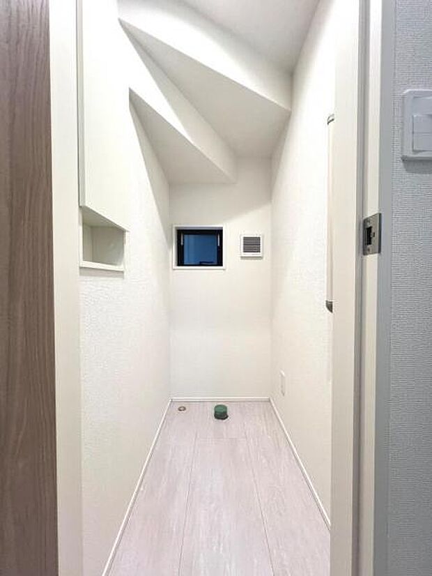 シャワー洗浄機能付のトイレは、清潔感が印象的な空間ですね。(設置前)