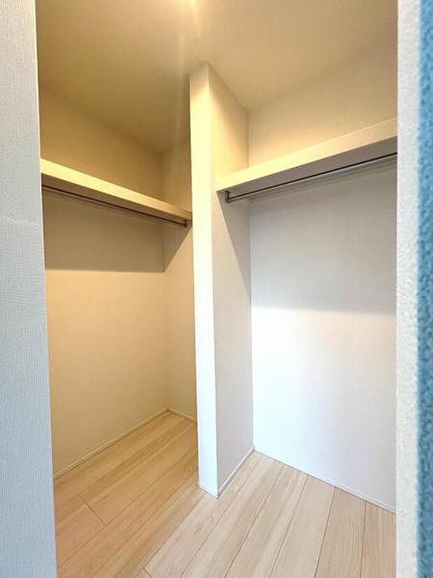 ウォークインクローゼットがあり収納スペースも豊富。季節物もスッキリ片付きそうです。