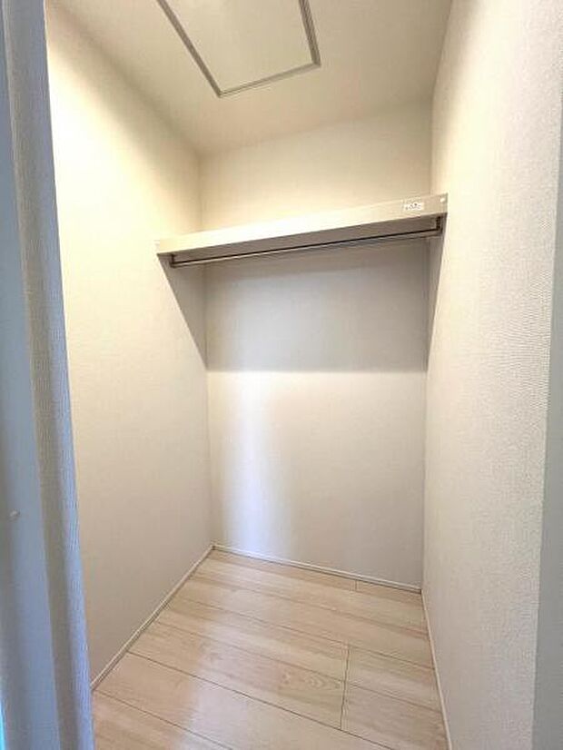 いつでもお部屋をスッキリお使い頂ける収納スペースを設置。