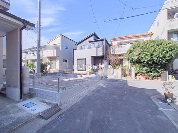 前面道路を含めた現地写真です。