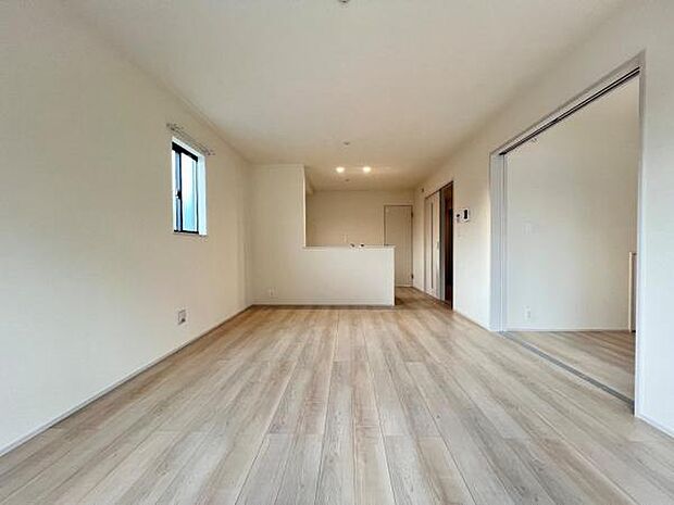 リビングダイニングになります。ご家族そろっての素敵な空間になりそうですね。