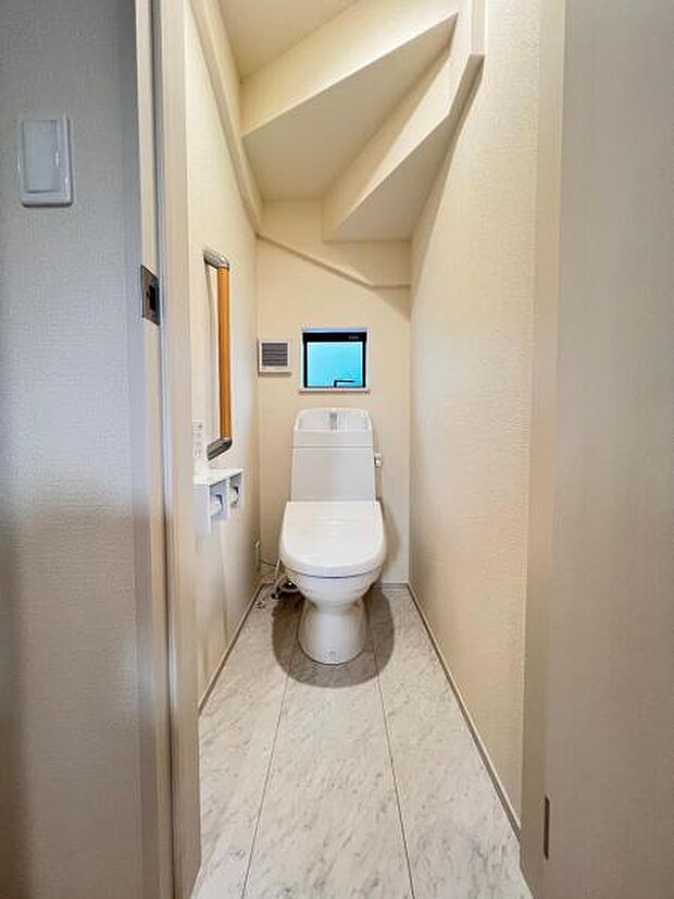 シャワー洗浄機能付のトイレは、清潔感が印象的な空間ですね。