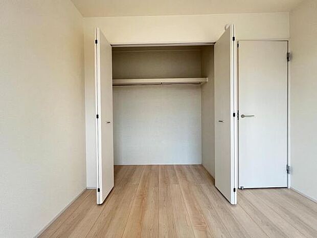 中の物を確認しやすく、取り出しやすい収納スペース。お部屋を広々とお使いいただけます。