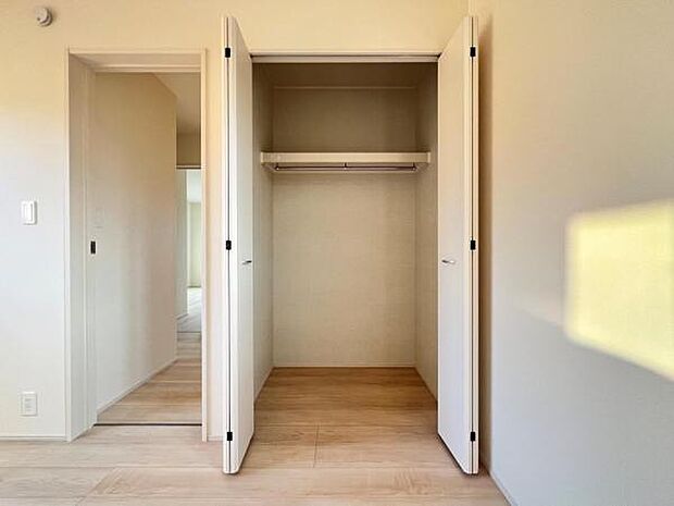 枕棚とハンガーパイプの付いたクローゼットです。