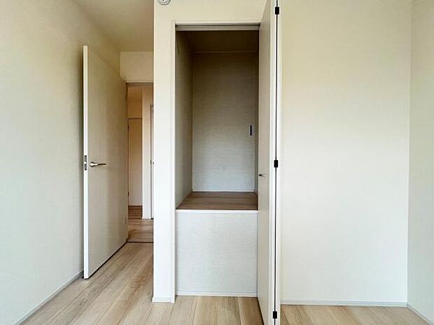 いつでもお部屋をスッキリお使い頂ける収納スペースを設置。