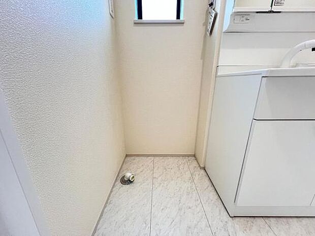独立洗面台の横にはランドリースペースがございます。