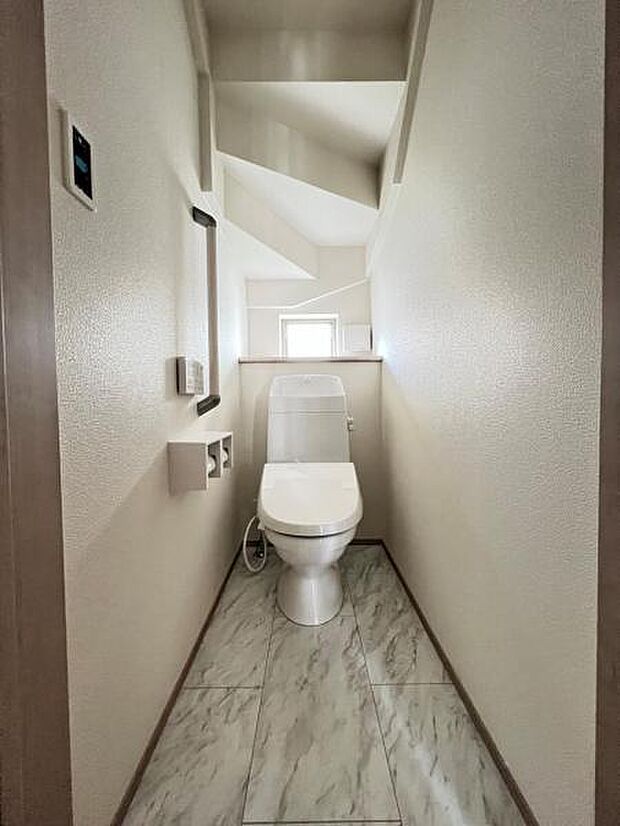 シャワー洗浄機能付のトイレは、清潔感が印象的な空間ですね。