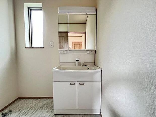 洗面化粧台です。朝の身支度から1日が始まります。