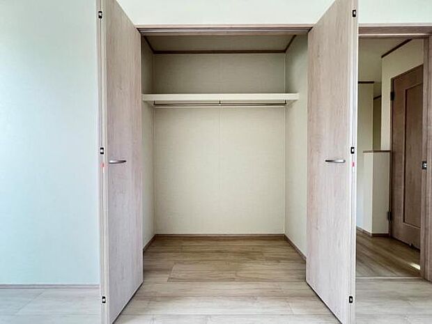 中の物を確認しやすく、取り出しやすい収納スペース。お部屋を広々とお使いいただけます。