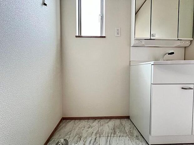 独立洗面台の横にはランドリースペースがございます。