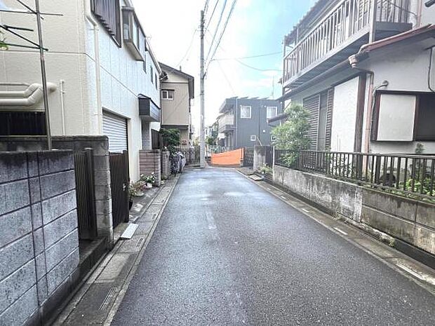 前面道路を含めた現地写真です。