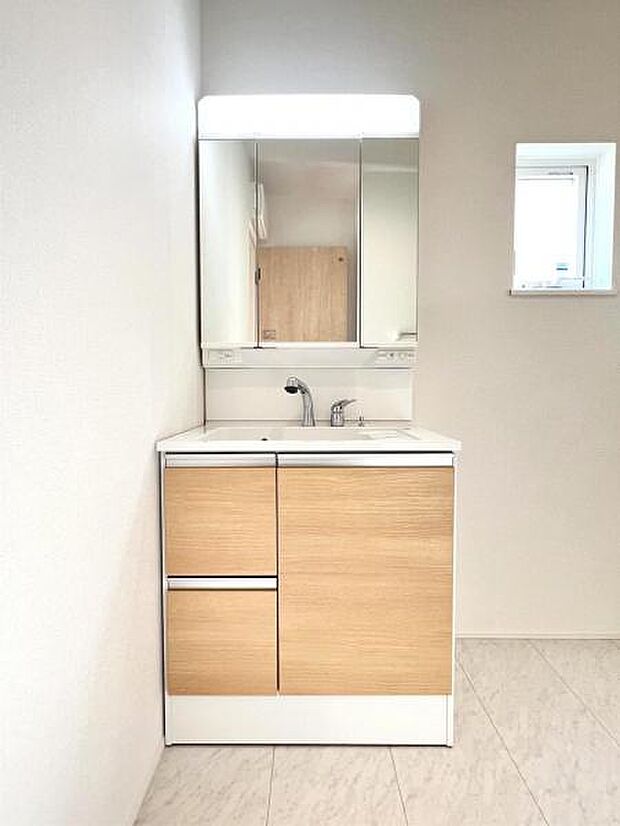 洗面化粧台です。朝の身支度から1日が始まります。