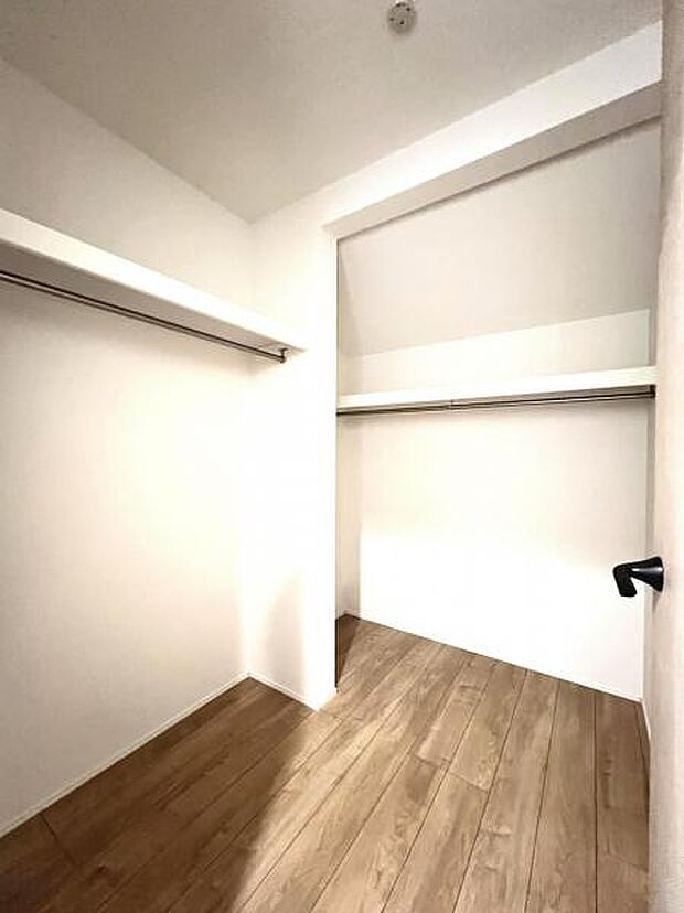ウォークインクローゼットがあり収納スペースも豊富。季節物もスッキリ片付きそうです。