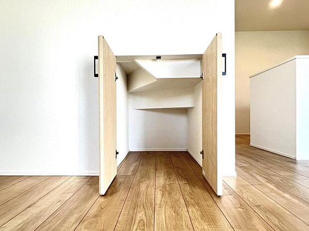 いつでもお部屋をスッキリお使い頂ける収納スペースを設置。