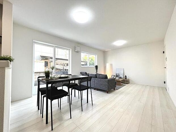 リビングダイニングになります。ご家族そろっての素敵な空間になりそうですね。