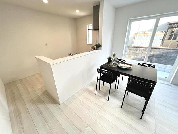 お食事中もキッチンと会話が楽しめるダイニングスペース。