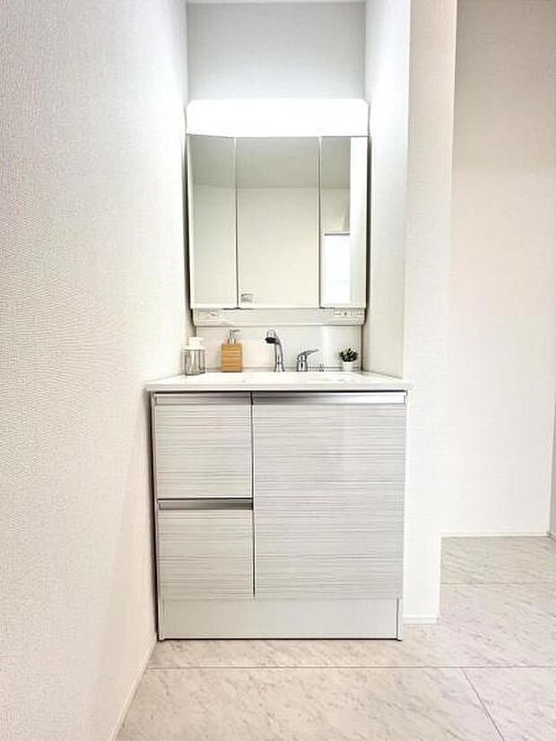 洗面化粧台です。朝の身支度から1日が始まります。