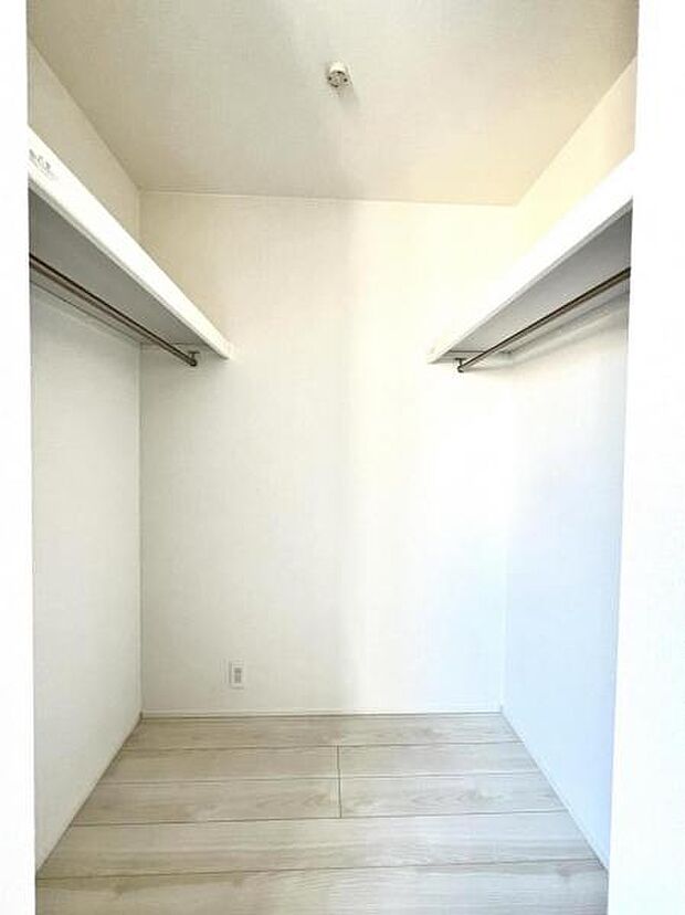 ウォークインクローゼットがあり収納スペースも豊富。季節物もスッキリ片付きそうです。