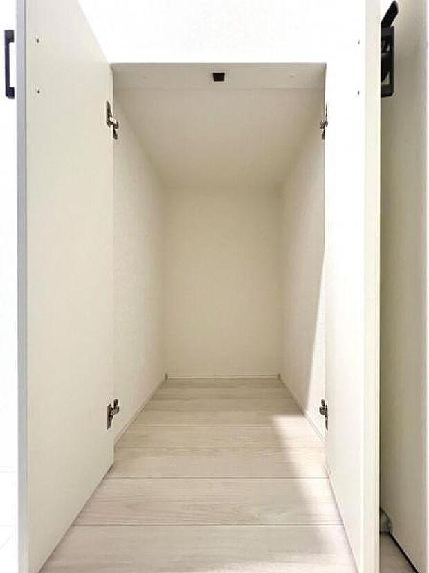 いつでもお部屋をスッキリお使い頂ける収納スペースを設置。