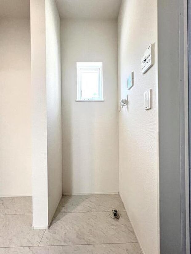 独立洗面台の横にはランドリースペースがございます。