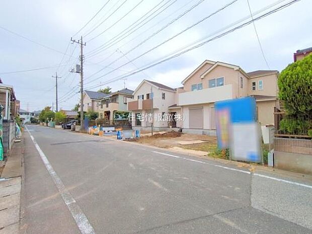 前面道路を含めた現地写真です。