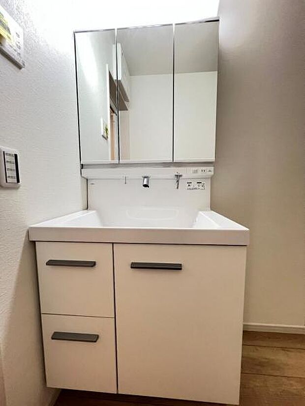 洗面化粧台です。朝の身支度から1日が始まります。