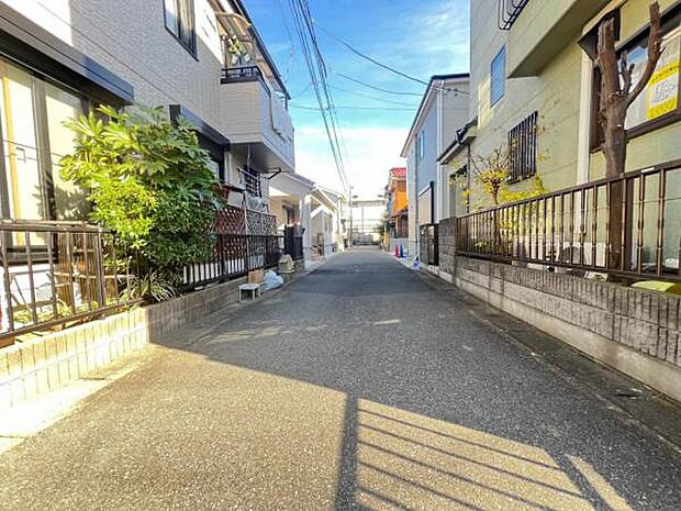 前面道路を含めた現地写真です。