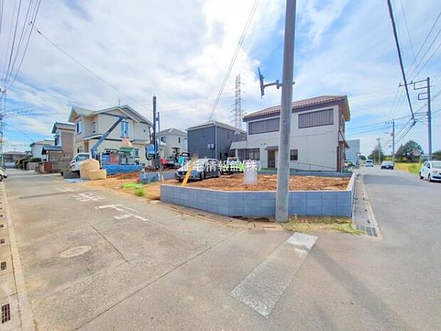 前面道路を含めた現地写真です。